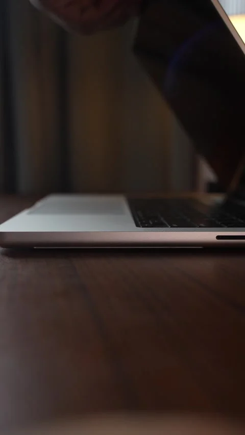 Hand Opening and Closing MacBook Lid in Warm Lighted Room 库存影片 340968122