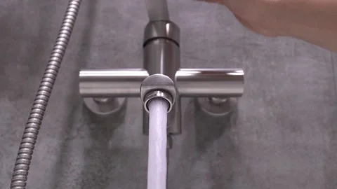 Hand opening and closing modern shower faucet 库存影片 302539917