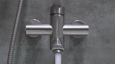 Hand opening and closing modern shower faucet 库存影片 302540935