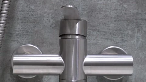 Hand opening and closing modern shower faucet 库存影片 302540958