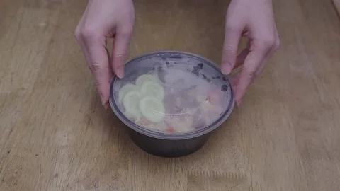 Hand opening a black plastic takeout container filled with delicious fried .. Vídeo Stock 340003944