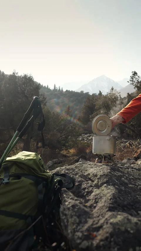 Hand Opening Camping Pot on Stove Outdoors Vertical Mountain Travel Cooking. Vídeo Stock 321576594