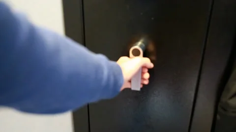 Hand opening a combination lock on a vault Vídeos de archivo 33268364