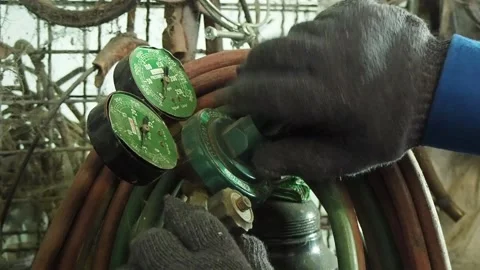 Hand opening the gauge Stock Footage 135515240