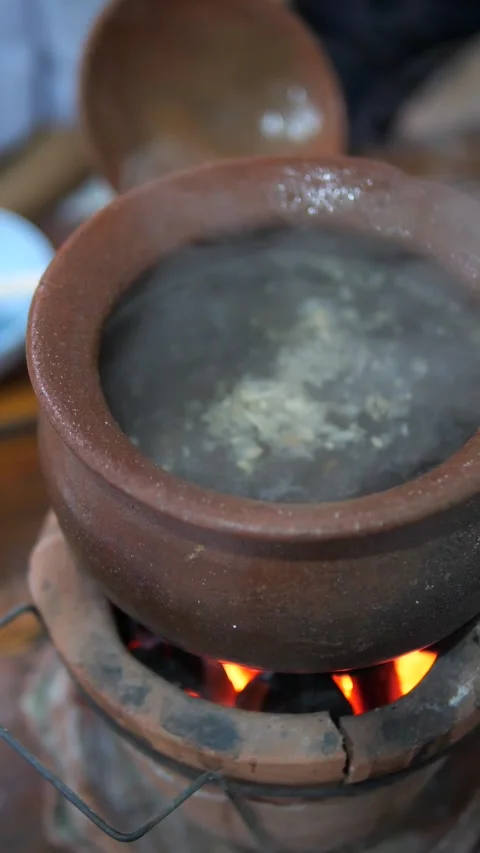 Hand opening lid of Thai clay pot hot pot Video stock 320768903