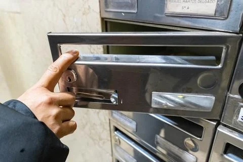 Hand opening ordinary mailbox Foto stock