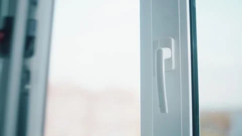 Hand opening plastic window to let in fresh air Vídeos de archivo 319441861