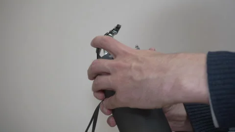 Hand opening the protective lid of a reusable sports water bottle Vidéo 335203408