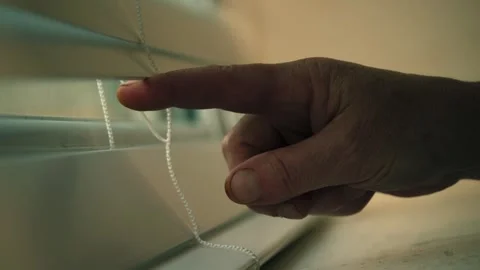Hand opening window blinds nervously Vídeos de archivo 317993748