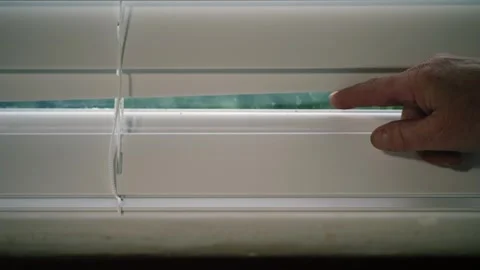 Hand opening window blinds nervously Vídeos de archivo 317994354