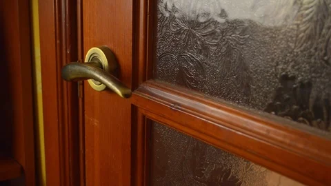 Hand opens and closes classic premium wooden door with bronze handle 库存影片 89422843