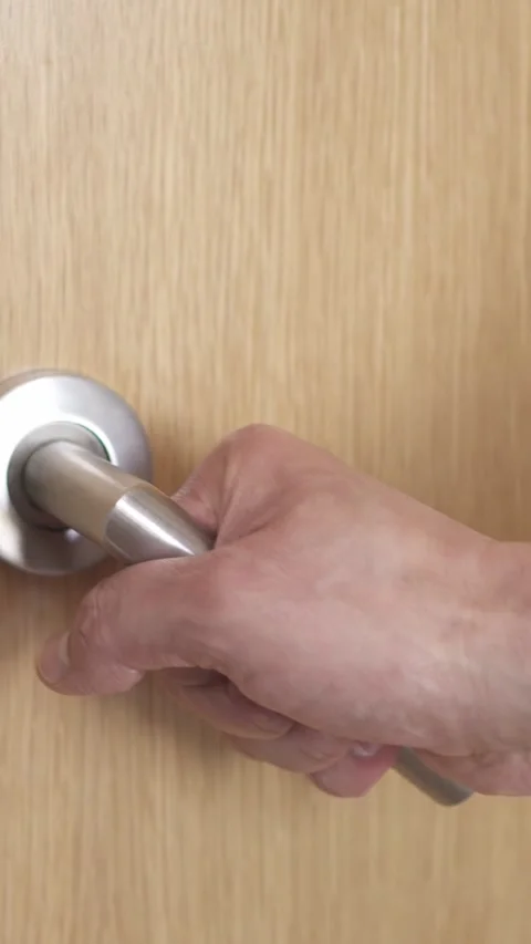 Hand opens and closes the door 스톡 동영상 333700995