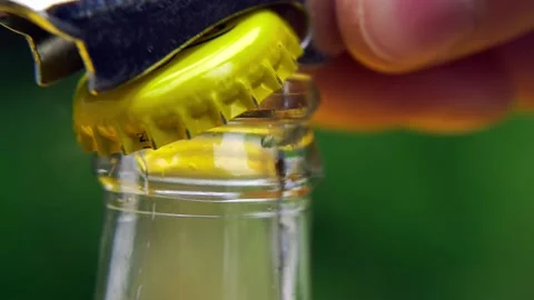 Hand opens the bottle cap outdoors Stockbeeldmateriaal 153699037