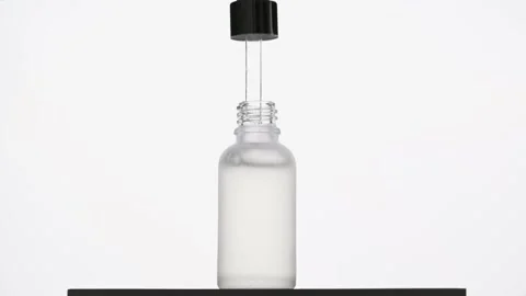 Hand opens bottle with serum and takes off glass pipette Vídeo Stock 170814650