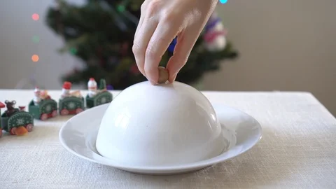 Hand opens a cap of dish, a rat with cheese sitting inside. unexpected surprise Stock-Footage 119057941