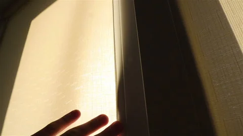 The hand opens the curtain. Sun rays. Slow motion 库存影片 91617764