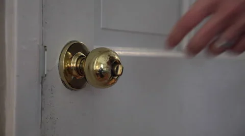 Hand opens Door 動画素材 66365897