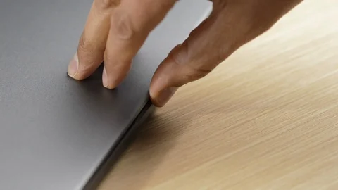 Hand opens the lid of the laptop Vidéo 124845507