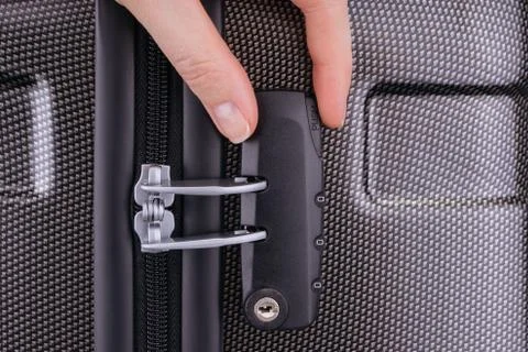 Hand opens suitcase combination lock Foto stock
