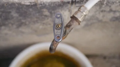 Hand opens valve 스톡 동영상 82391314