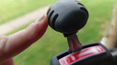 Hand operating a throttle lever on a lawn mower machine Vídeos de archivo 333778660