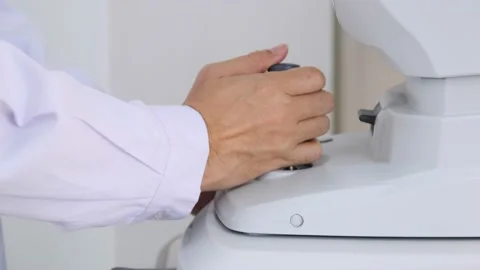 Hand of ophthalmologist control joystick of the refractometer machine. 動画素材 148485752