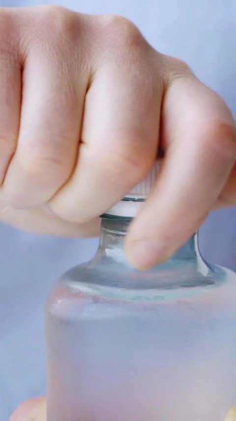 Hand pain while opening Plastic Bottles of water. Vídeos de archivo 337033476