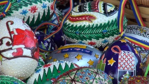 Hand painted Easter eggs with traditional motifs at artisan’s fair Vídeos de archivo 86944780