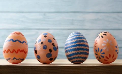 Hand-Painted Easter Eggs on Wooden Background Foto stock