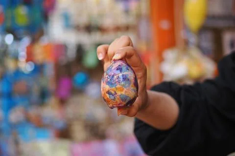 Hand-painted or dyed Easter egg, likely decorated using a marble effect Stock-Fotos