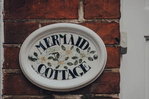 Hand-painted sign by David Sharp Pottery on a cottage on Mermaid Street in Ry Stock-Fotos