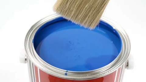 Hand of painter dipping a brush into a bucket with blue paint , slow motion Vídeos de archivo 107827732
