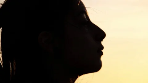 Hand pans to face in silhouette Stock Footage 99326241