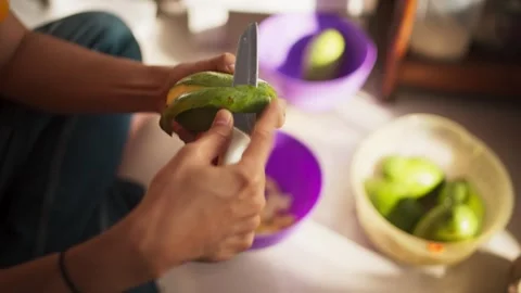 Hand peeling fresh mango close up Stock-Footage 345860886