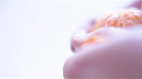 Hand peeling an orange Stock Footage 76140056