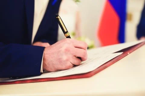 Hand with pen writes Foto stock