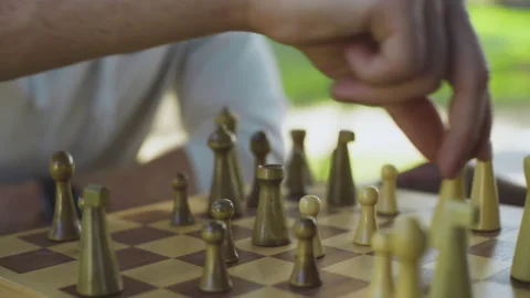 Hand picking chess piece moves Stockbeeldmateriaal 171724889