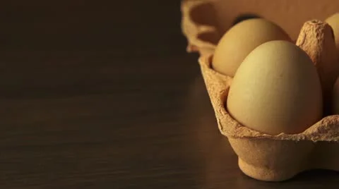 Hand picking an egg in package Vidéo 21905167