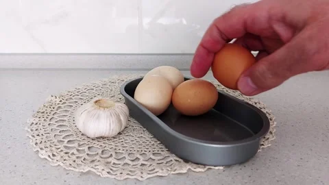 Hand Picking Eggs-Soft Light, Kitchen Warmth Vidéo 307753875
