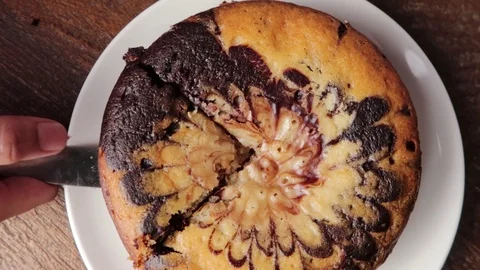 Hand picking slice of fresh baked hot steamy chocolate cake Vídeos de archivo 121702197