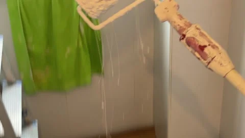 Hand picking up white paint with a roller and painting a ceiling Vidéo 341363068