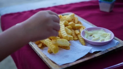 Hand picks up the fried potatoes from the plate 库存影片 74389314