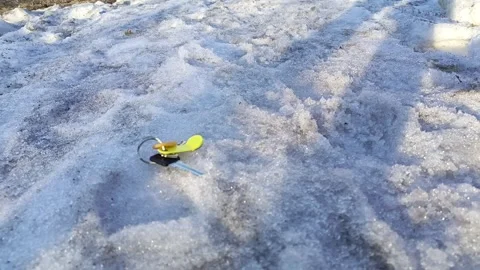 A hand picks up the lost keys to the apartment from the snow in winter Vídeos de archivo 332548898