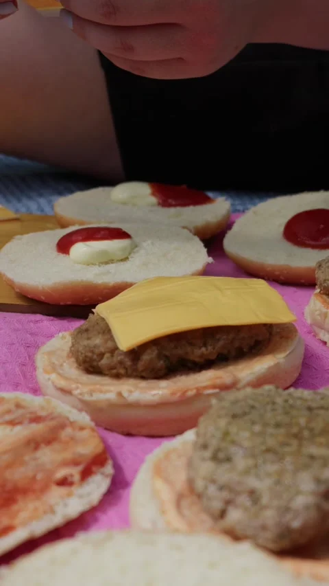 Hand Placing a Slice of Cheddar Cheese on Homemade Beef Burger Patty 库存影片 342000999
