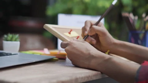 Hand of Planner plan and write Schedule Calendar and reminder agenda on diary, w 库存影片 146115903