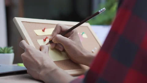 Hand of Planner plan and write Schedule Calendar and reminder agenda on diary, w 库存影片 146115970