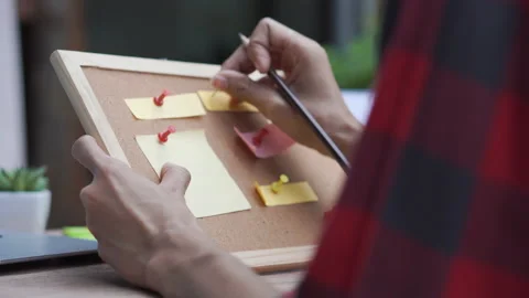 Hand of Planner plan and write Schedule Calendar and reminder agenda on diary, w 库存影片 146115976