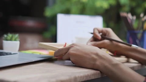 Hand of Planner plan and write Schedule Calendar and reminder agenda on diary, w 库存影片 146116013