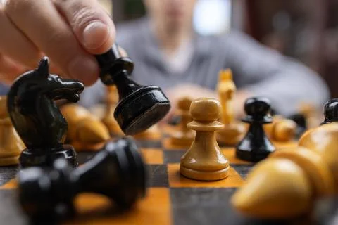 Hand of player chess using Minor piece, illustrate business strategy for wi.. Foto stock