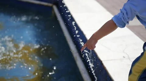 Hand playing with jet of water 動画素材 66391190